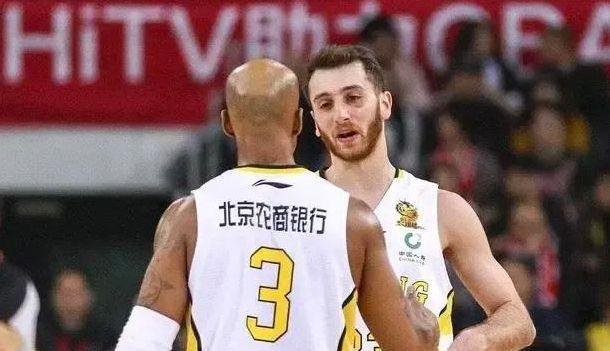 中外篮球文化的碰撞与交流（国际友人的防守技巧对中国篮球的启示）