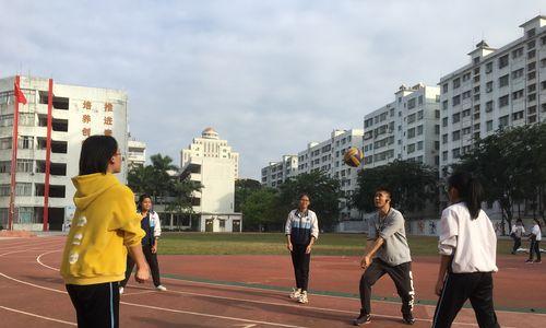 掌握排球移动与步技术要领（打好排球比赛的关键在于灵活移动和准确踏步）