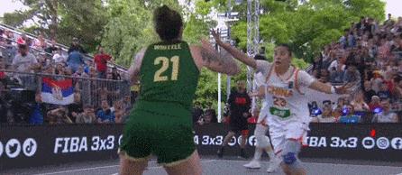 如何通过防守获得篮球球权？（掌握技巧和策略，有效争取篮球球权）