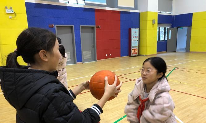 女生如何掌握下手发排球技巧（关键动作要领与技巧分享）