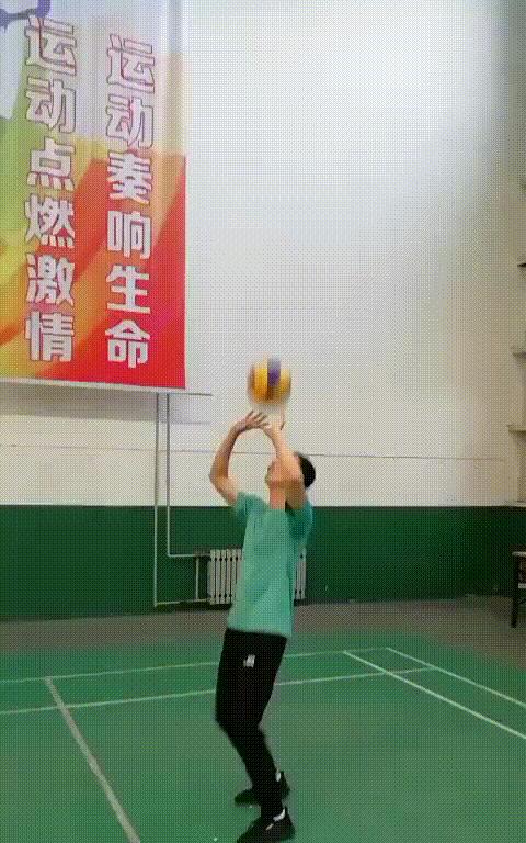 掌握排球发球的基本动作要领（打好排球比赛的先手优势，学习发球基本技巧）