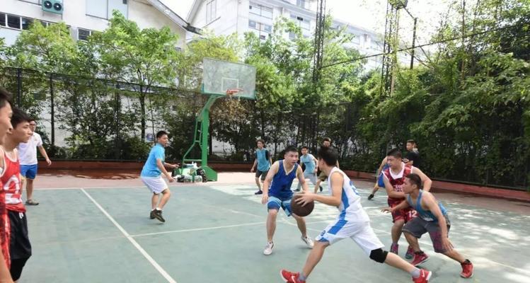 如何提高篮球场上的防守技巧（掌握关键技巧，成为无可防守的篮球防守者）