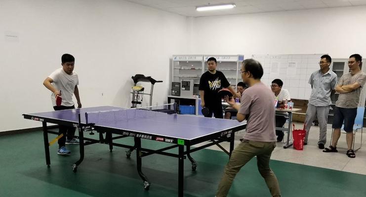 乒乓球比赛临场小技巧（从击球技术到心理素质，掌握这些技巧，成为临场的王者）