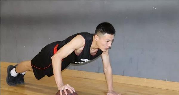 肩上手防守（掌握技巧，提升防守实力）