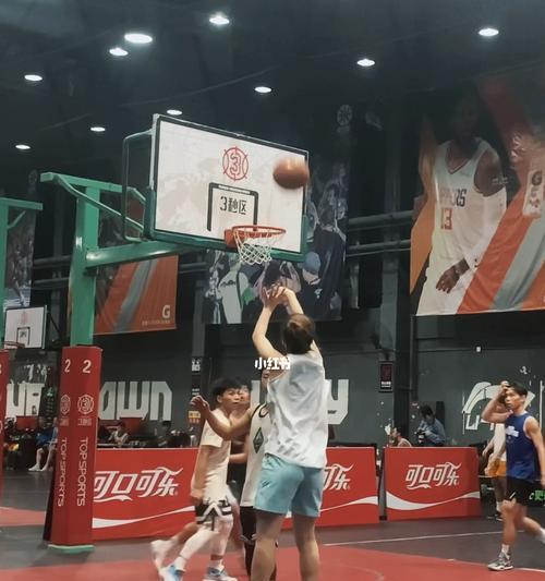 探讨篮球防守者是否可以站在三秒区（解析NBA规则对篮球防守的限制和规范）