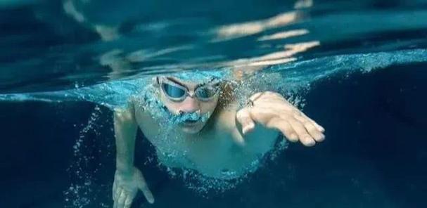 游泳前的必备技巧(掌握游泳前的技巧,享受安全畅快的游泳乐趣)