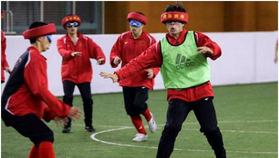 足球蒙眼训练技巧（挑战视觉限制，拓展足球技术边界）