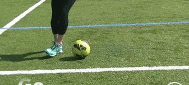 提升大学足球技巧的实用方法（从基础训练到比赛技巧，全面提升你的大学足球水平）