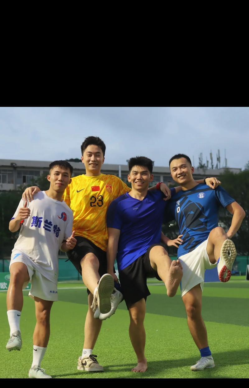 热爱足球，技巧组合点燃激情（用心探索足球技巧，展现个人风采）